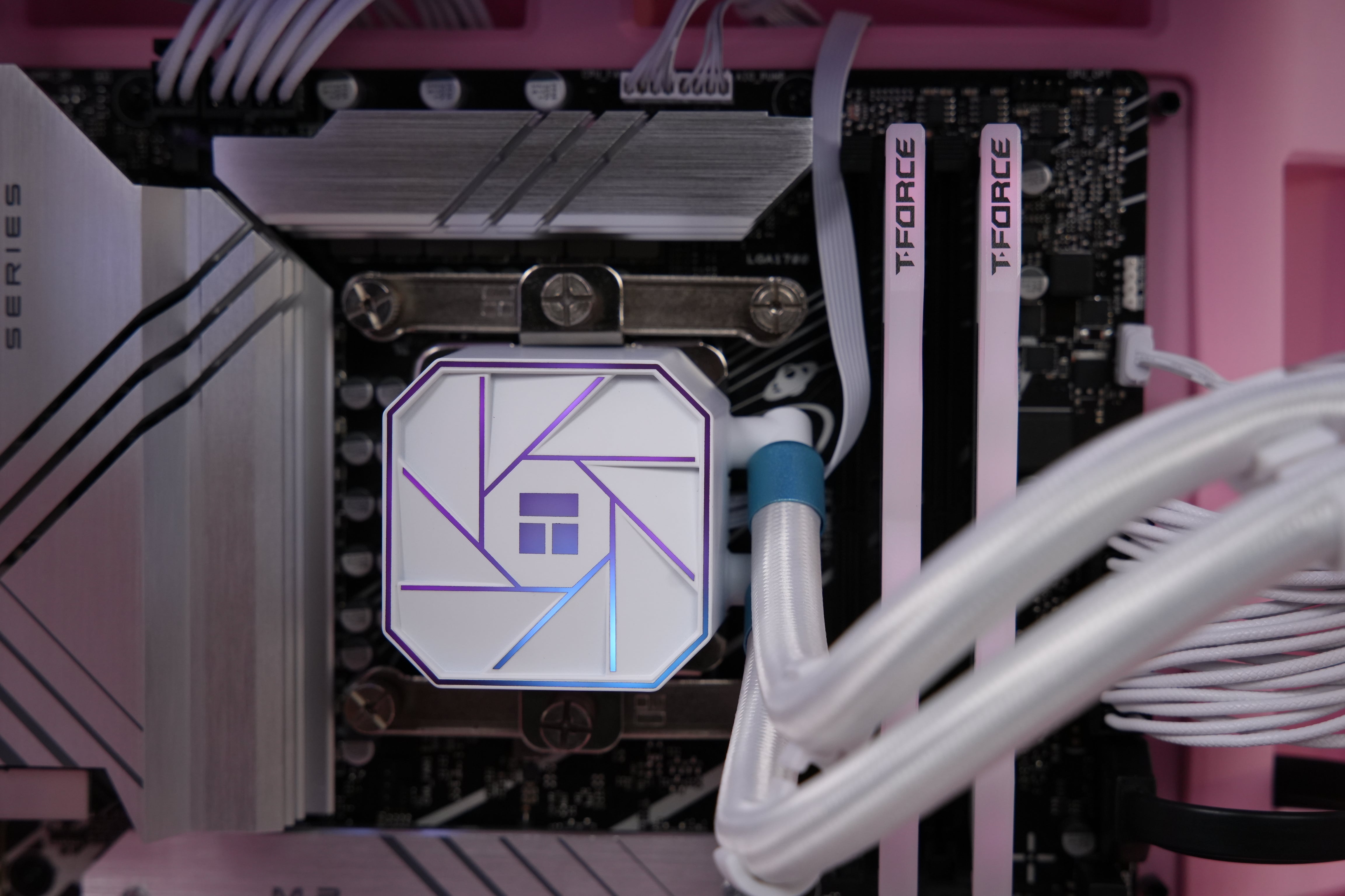 TECHNOID Limited Edition Gaming Pc (AMD Ryzen 7 9700x - RTX 5070 - 1TB SSD - 32GB RAM DDR5- Win 11 Pro - HYTE Y70 Touch infinite Strawberry Milk)
